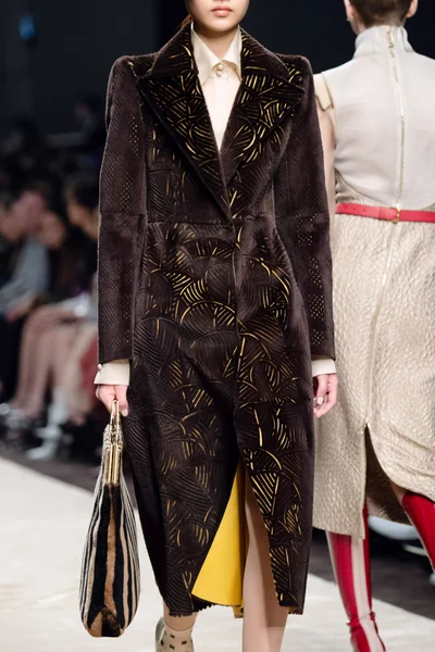 Look 100